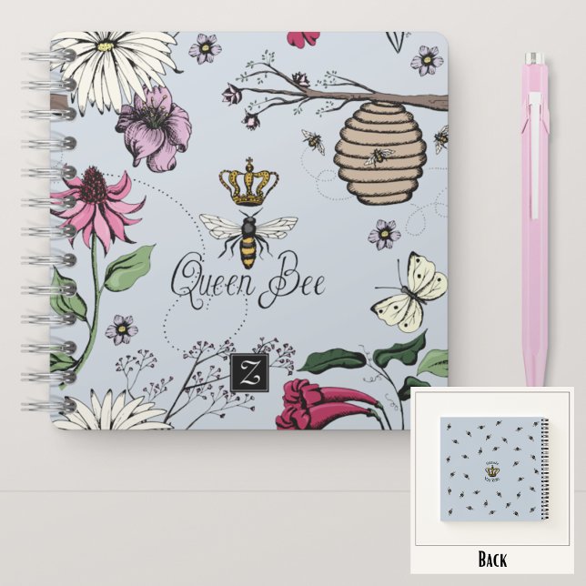 Cuaderno Diversión Reina Abeja Azul Claro y Corona Monogram (Royal Queen Bee Hand-Drawn Design & Monogram
On the Back: Pattern & Editable "Mommy You Rule" Text)