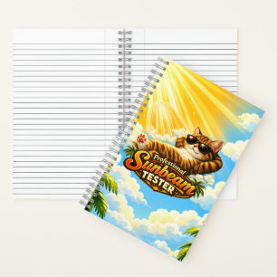 Cuaderno divertido de gato lindo en rayo de sol -