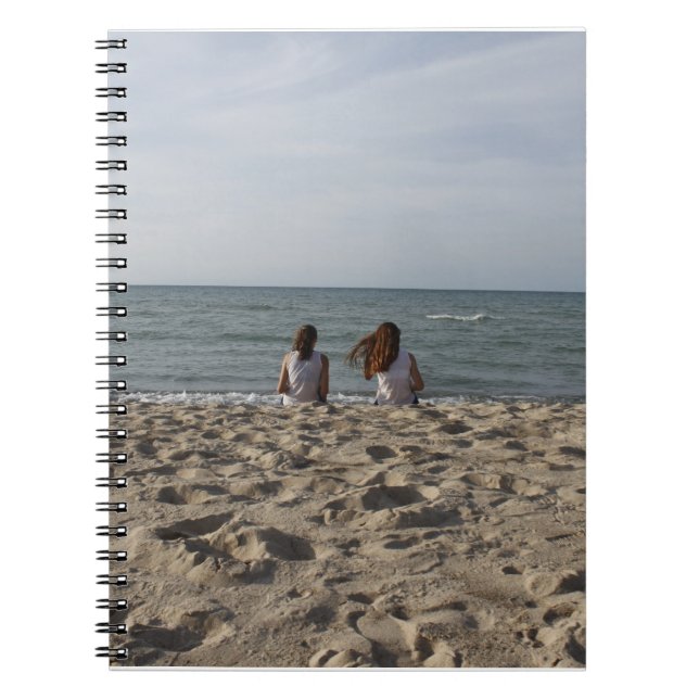 Cuaderno Dos chicas en la playa de Sandy: Océano ventoso de (Frente)