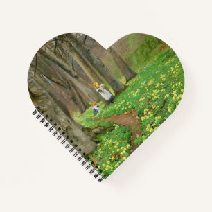 Cuaderno Dos chicas recogiendo flores en el bosque de prima