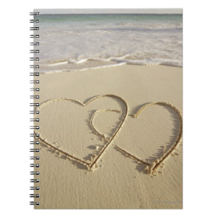 Cuaderno Dos corazones sobrepuestos dibujados en la playa