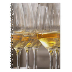 Cuaderno dos hileras de copas de cata de vino con lujosas