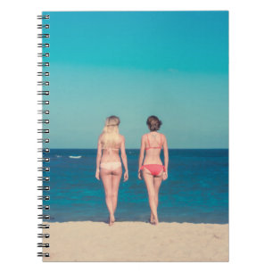 CUADERNO DOS MUJERES USANDO BIKINI A ORILLAS