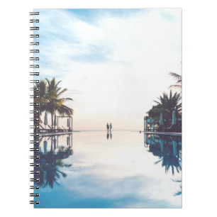 Cuaderno Dos personas al lado de la piscina