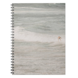 CUADERNO DOS PERSONAS SOBREVIVIENDO EN OLAS MARÍTIMAS DURA
