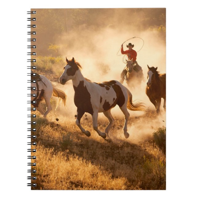 Cuaderno Dos vaqueros occidentales montando caballos, rotan (Frente)