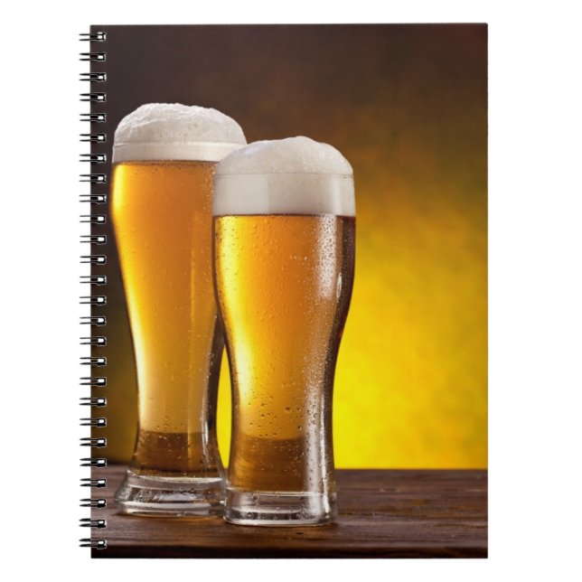 Cuaderno Dos vasos de cerveza sobre una mesa de madera (Frente)