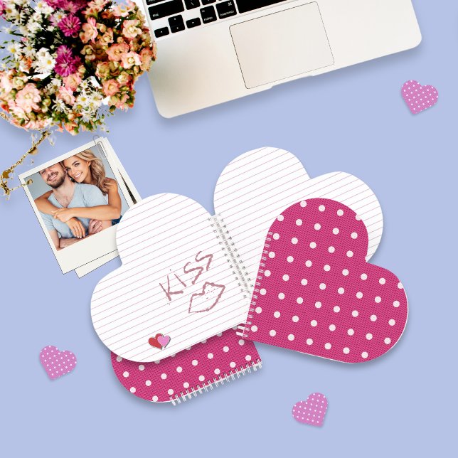 Cuaderno Dotty Delight Red Spiral (A Dotty Delight Red Spiral Notebook is on the desk.)