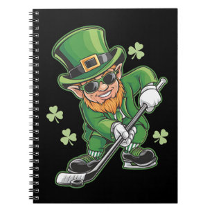 Cuaderno Duende jugando hockey día de San Patricio irlandés
