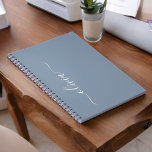 Cuaderno Dusty Blue Modern Script Elegante Nombre Monograma<br><div class="desc">Diseñador de bloc de notas en espiral con un nombre de monograma sencillo y azul turbio. Esto hace que el dulce perfecto cumpleaños 16,  boda,  ducha de novia,  aniversario,  ducha de bebé o fiesta de soltera sea regalo para alguien que ama el lujo glam y los estilos de moda.</div>