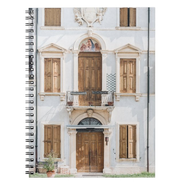 CUADERNO EDIFICIO DE CONCRETO BLANCO CON PUERTAS DE MADERA  (Frente)