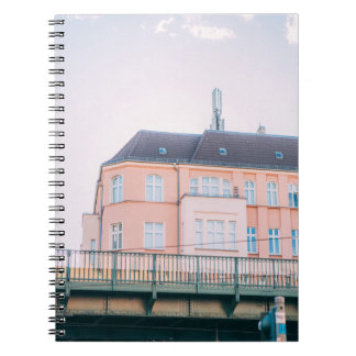 Cuaderno EDIFICIO DE CONCRETO naranja Y BLANCO