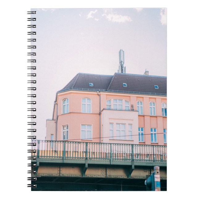 Cuaderno EDIFICIO DE CONCRETO naranja Y BLANCO (Frente)