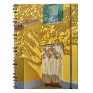 Cuaderno Edificio de hormigón amarillo