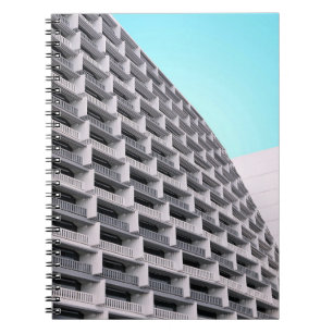 Cuaderno Edificio de hormigón blanco con terrazas