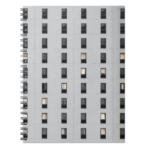 Cuaderno Edificio de hormigón blanco y negro
