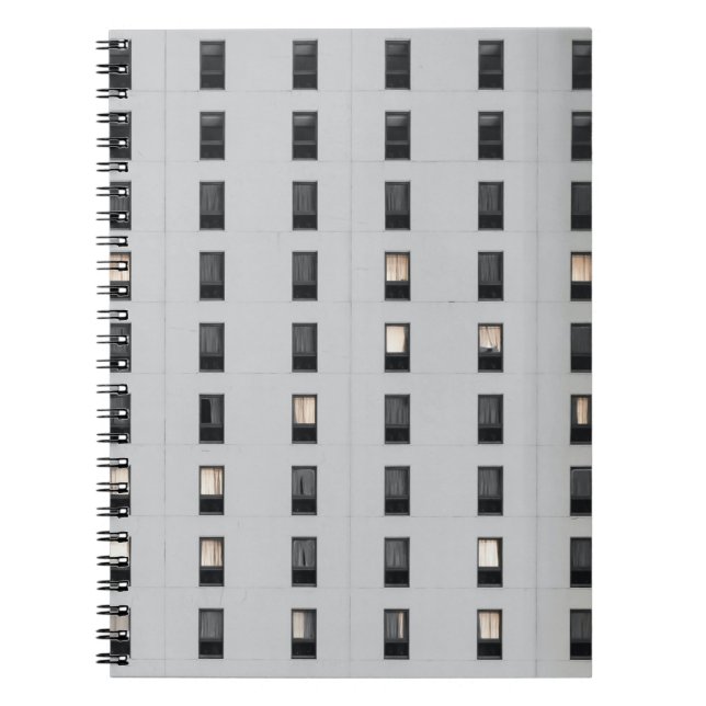Cuaderno Edificio de hormigón blanco y negro (Frente)