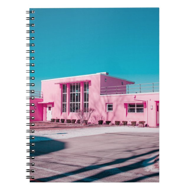 Cuaderno Edificio de hormigón rosa bajo un cielo azul claro (Frente)