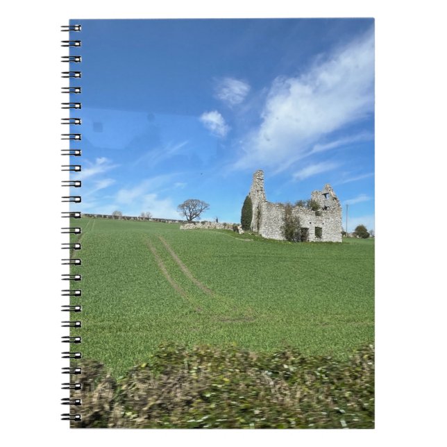 Cuaderno Edificio de piedra en campo verde en el campo irla (Frente)