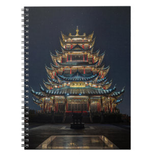 Cuaderno Edificio japonés tradicional ilumina el cielo noct