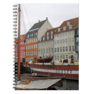 CUADERNO EDIFICIOS COLORIDOS JUNTO AL RÍO