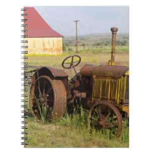 Cuaderno EE. UU., Oregón, Shaniko. Tractor vintage oxidado