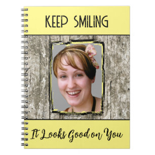 Cuaderno Efecto de madera gris falsa, foto sonriendo amaril
