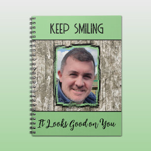 Cuaderno Efecto de madera gris falsa, foto sonriendo verde