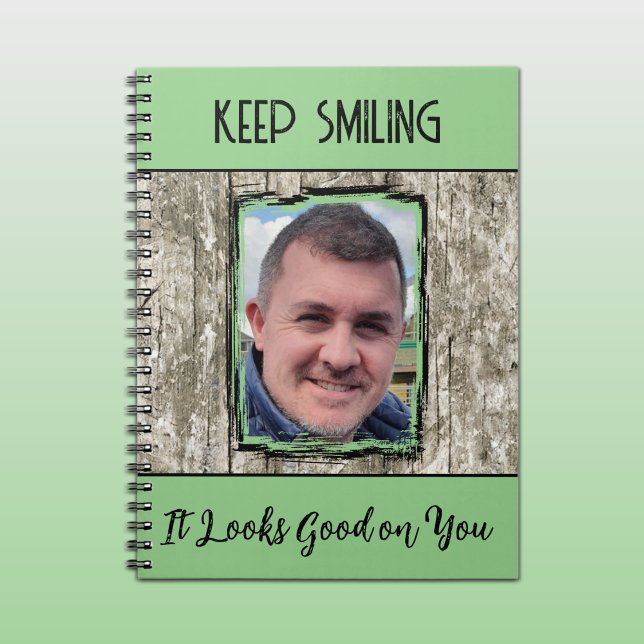 Cuaderno Efecto de madera gris falsa, foto sonriendo verde (Subido por el creador)