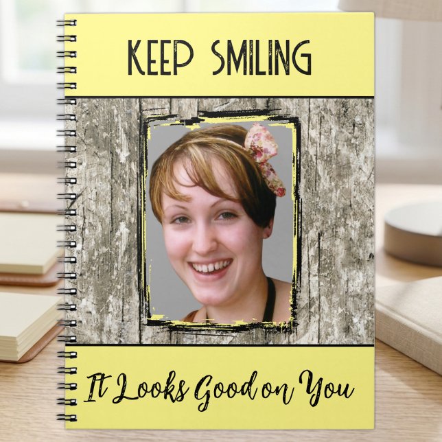 Cuaderno Efecto de madera gris falsa sonriendo foto amarill (Subido por el creador)