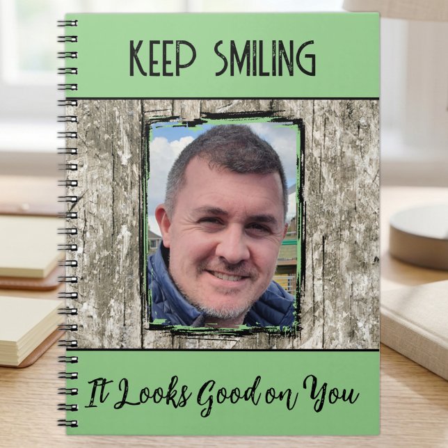 Cuaderno Efecto de madera gris falsa sonriendo foto verde (Subido por el creador)
