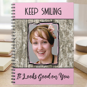 Cuaderno Efecto de madera gris falso, foto sonriendo de ros