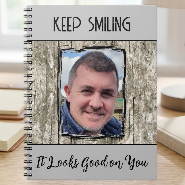 Cuaderno Efecto de madera gris falso, foto sonriendo, plata (Subido por el creador)