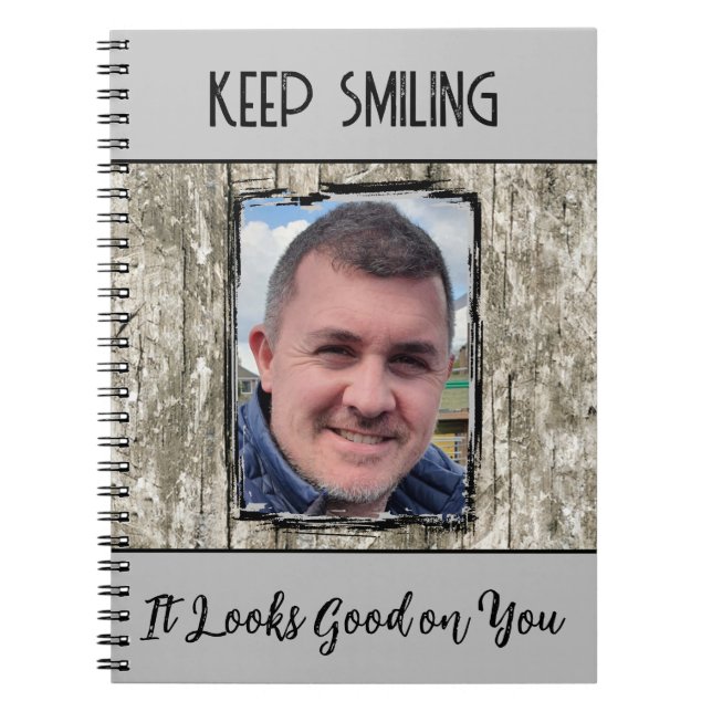 Cuaderno Efecto de madera gris falso, foto sonriendo platea (Frente)