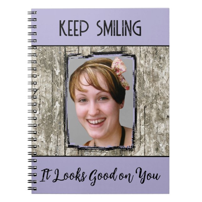 Cuaderno Efecto de madera gris falso, foto sonriendo siempr (Frente)