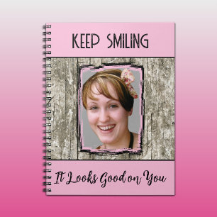 Cuaderno Efecto falso de madera gris sigue sonriendo foto r