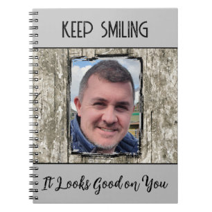 Cuaderno Efecto falso de madera gris sigue sonriendo plata
