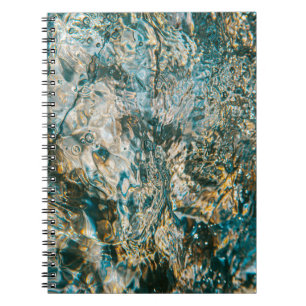 Cuaderno El agua salpicada en la fotografía de primer plano