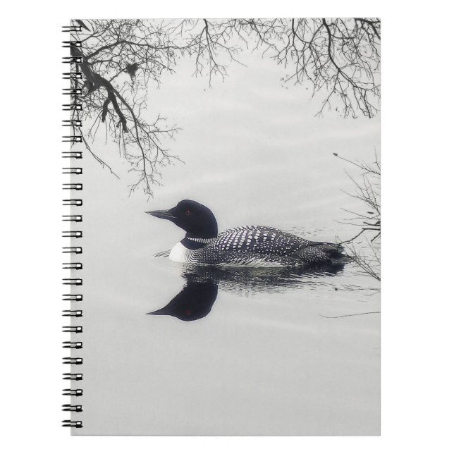 Cuaderno El bribón común nada en un lago septentrional en (Frente)