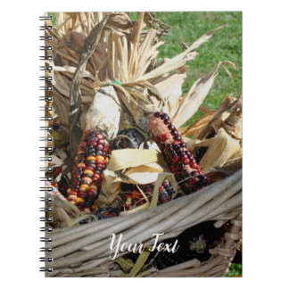 Cuaderno El maíz indio en la canasta de mimbre del otoño