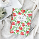 Cuaderno El mejor profesor del mundo | Patrón de Apple pers<br><div class="desc">Muestra tu aprecio por un profesor favorito con este cuaderno de espiral personalizado que incluye al "mejor profesor del mundo" y el nombre de tu profesor en un patrón de fondo de manzanas coloreadas rojas vibrantes y hojas verdes. Perfecto para volver a la escuela, día de apreciación del profesor o...</div>