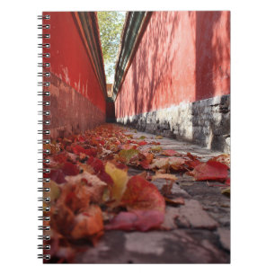 Cuaderno El otoño sale en un silencioso bloc de notas