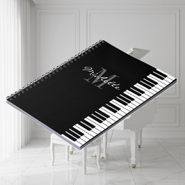 Cuaderno El piano blanco y negro del monograma cierra el
