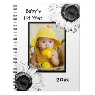 Cuaderno El primer año del bebé de girasoles blancos y negr