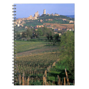 Cuaderno El pueblo de San Gimignano se encuentra en las ond