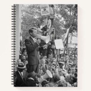 Cuaderno El Senador Robert Kennedy haciendo campaña para Pr