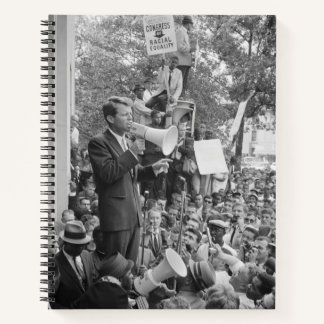 Cuaderno El Senador Robert Kennedy haciendo campaña para Pr