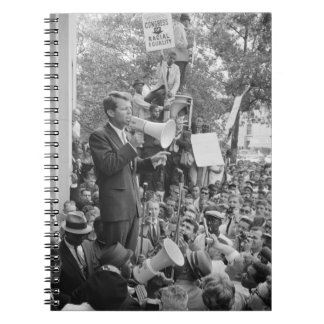 Cuaderno El senador Robert Kennedy haciendo campaña por el 