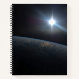 Cuaderno El Sol se pone sobre el horizonte de la Tierra.