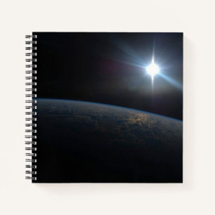 Cuaderno El Sol se pone sobre el horizonte de la Tierra.